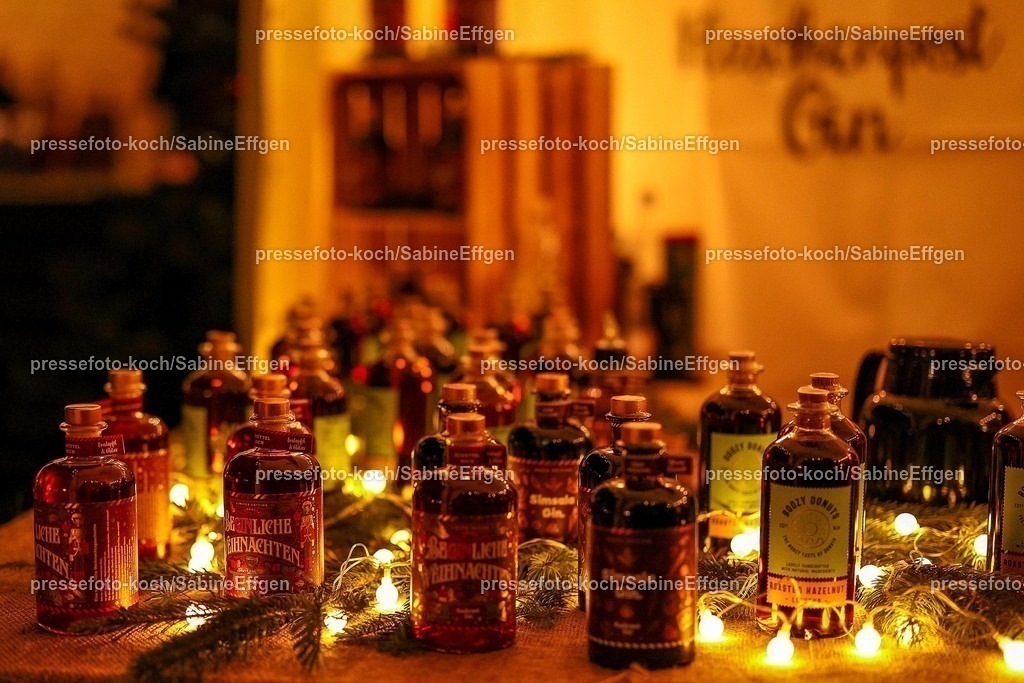 SEF17112401045 | 17.11.2024, xsefx, Köln, Pünktlich zur Vorweihnachtszeit öffnen die ersten Weihnachtsmärkte in Nordrhein-Westfalen. Eindrücke rund um den kölner Hafen-Weihnachtsmarkt am Schokoladenmuseum. Weihnachtlicher handgemachter Gin