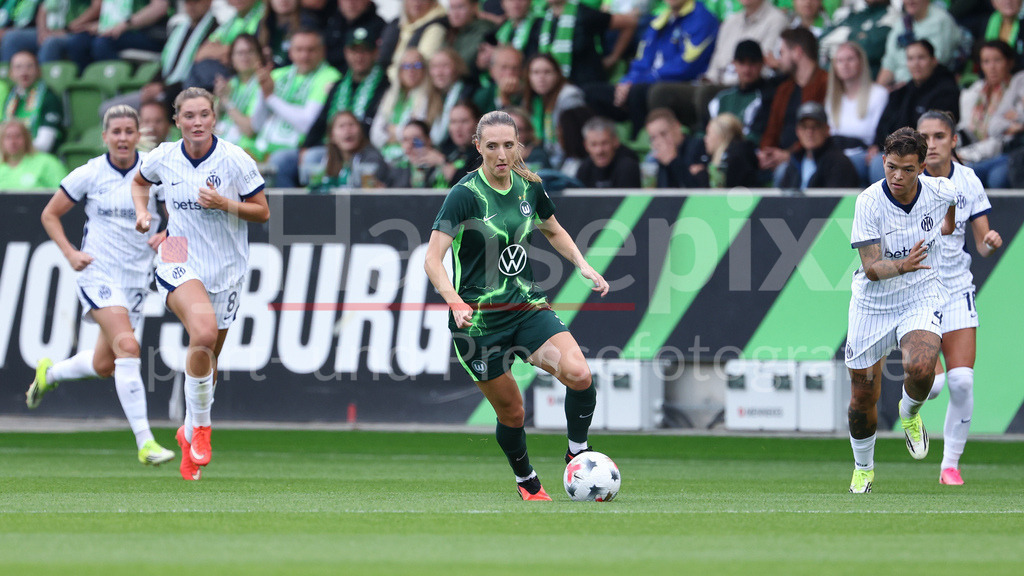 Fussball, UEFA Womens Champions League, VfL Wolfsburg - Inter Mailand | Lara Prasnikar (VfL Wolfsburg, 9) am Ball, Einzelbild, Ganzkörper, Aktion, Action, Spielszene