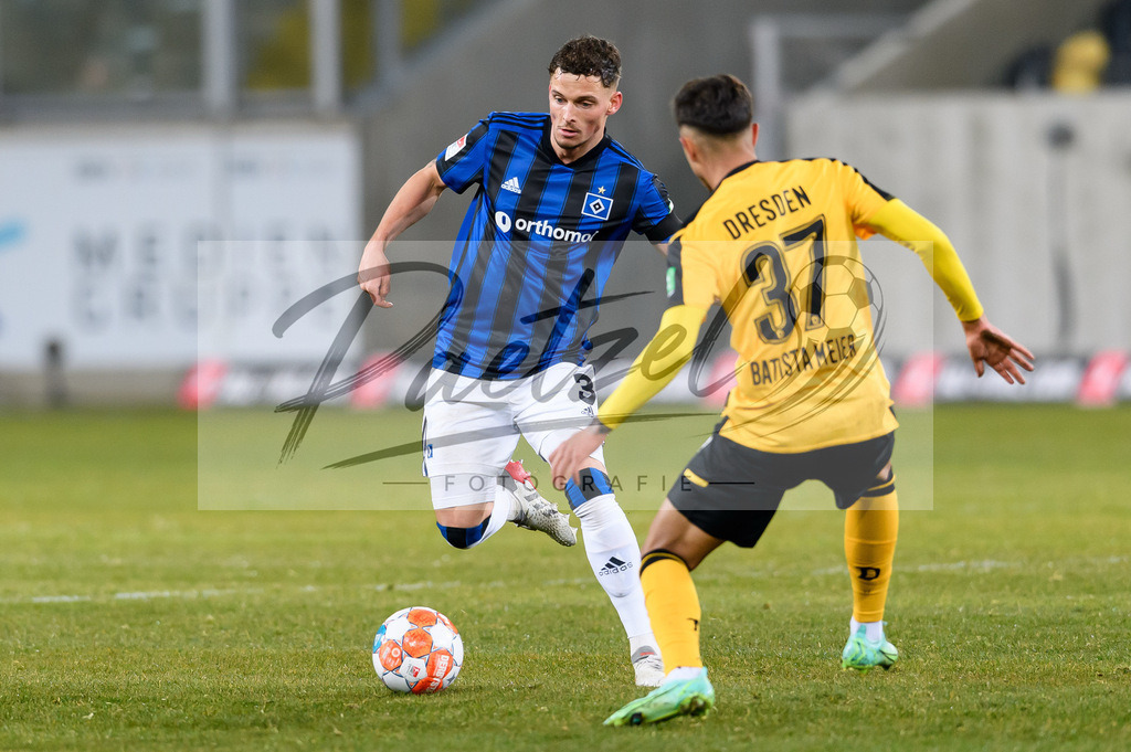 SGDHSV20220114_151 | Fussball, Herren: Moritz Heyer (Hamburger SV) in Aktion, am Ball, Einzelaktion bei dem Spiel der 2. Bundesliga zwischen SG Dynamo Dresden und Hamburger SV im Rudolf-Harbig-Stadion am 14.01.2022 in Dresden, Deutschland.DFB / DFL REGULATIONS PROHIBIT ANY USE OF PHOTOGRAPHS AS IMAGE SEQUENCES AND/OR QUASI-VIDEO. - Realisiert mit Pictrs.com
