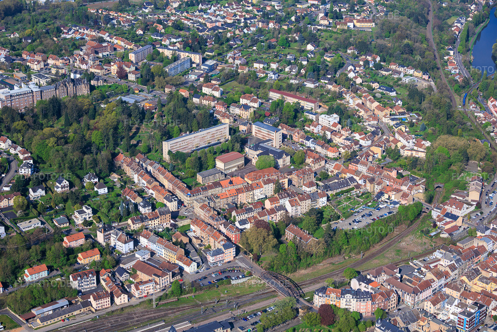 Luftbild: Rue du Parc und Gymnasium Jean de Pange aus Südosten im Ortsteil Blauberg in Saargemünd im Bundesland Moselle in Frankreich.Foto: IMG_154986.jpg vom 18.04.2026 durch Werner Riehm/FLY-FOTO.deAuflösung des Originals: 6000 x 4000 pxLYCEE-JEAN-DE-PANGE.FR
