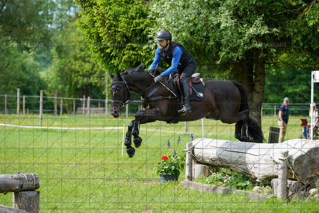 20240518-FAH03971 | Turnierbilder von Niederseon, Turnierfotografen Bayern, Fotoagentur Herrmann, Geländebilder, Reitsportfotografie