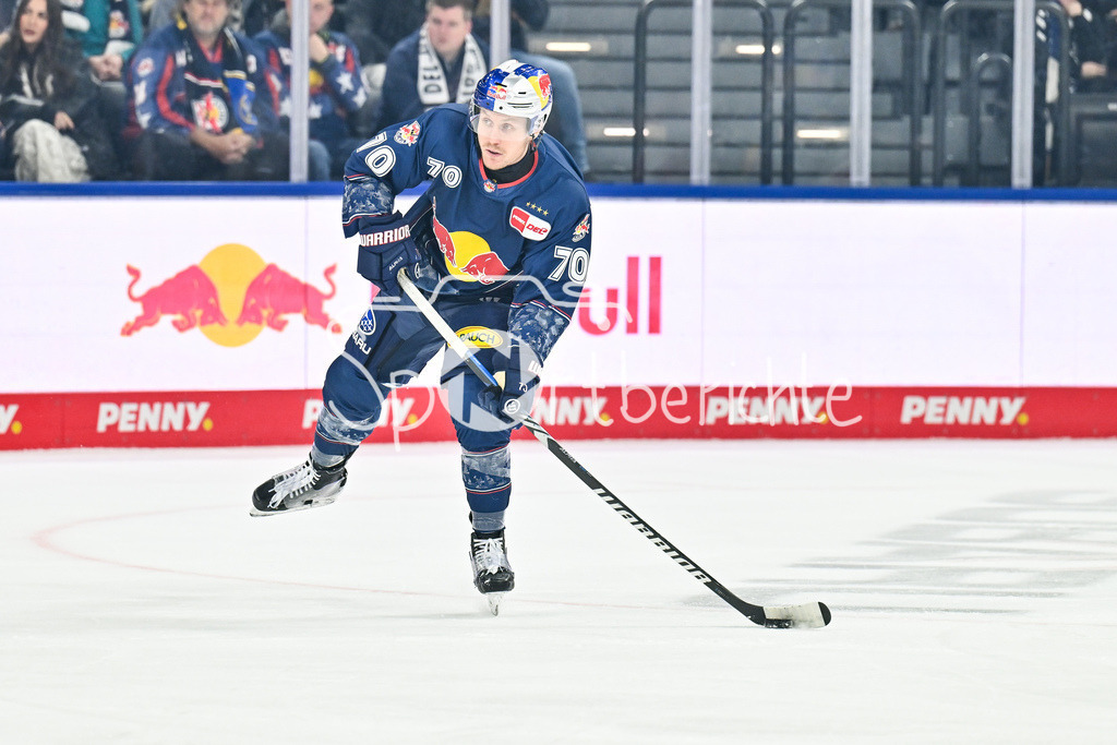 EHC RB München - Augsburger Panther | MUNICH, GERMANY - 30. DECEMBER: am PUck rbm70 ) Einzelfoto / Freisteller während dem Match zwischen dem EHC Red Bull München und den Augsburger Panthern am 34. Spieltag der Penny DEL im SAP Garden