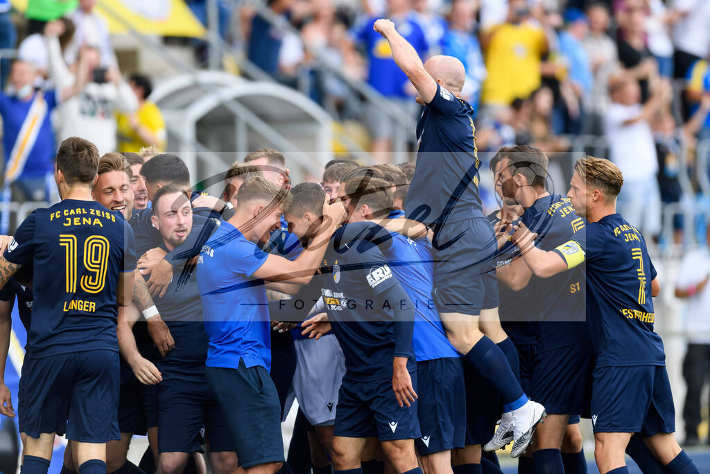 JENKOE20210808_015 | Fussball, Herren: Maximilian Wolfram (FC Carl Zeiss Jena) Torjubel, jubelt mit seiner Mannschaft nach dem Treffer zum 1:0 beim Spiel der 1. Runde im DFB-Pokal zwischen FC Carl Zeiss Jena und 1. FC Koeln im Ernst-Abbe-Sportfeld am 08.08.2021 in Jena, Deutschland.DFB / DFL REGULATIONS PROHIBIT ANY USE OF PHOTOGRAPHS AS IMAGE SEQUENCES AND/OR QUASI-VIDEO. - Realisiert mit Pictrs.com