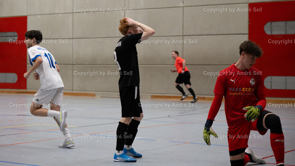 20250118_7443 | 21. A-Jugend-Turnier des VfR Neumünster um den KulturLokschuppen-Pokal 2025, Finale - Niendorfer TSV (weiss) vs. JFV A/O/B/H/H U19 (schwarz), Lennard Heiduck (Niendorf #10) / Jonas Lüdemann (Ahlerstedt #8) &amp; Tim Tempel (Ahlerstedt #12) - Realisiert mit Pictrs.com