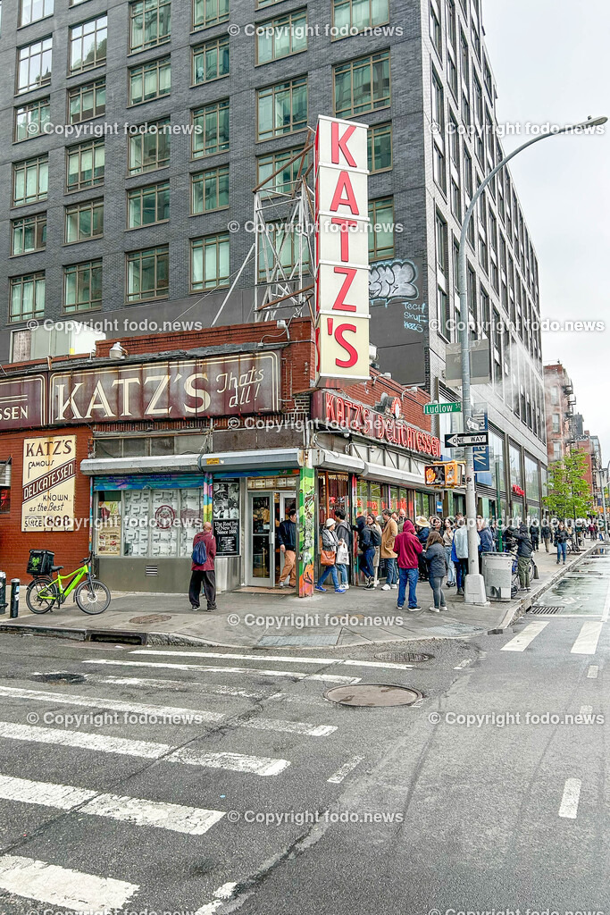 Vereinigte Staaten von Amerika_ USA_ New York City_ NYC_ 20.05.2024-125 | 20.05.2024, Vereinigte Staaten von Amerika, USA, New York City, NYC im Bild diverse Stadtansichten New York City, Wolkenkratzer, Essen, U-Bahn, Menschen, Stadion, Baseball, Yankees, Mets, Manhatten, East River, Trump, Macy, Verkehr, AutosNew York City ist eine Weltstadt an der Ostkueste der Vereinigten Staaten. Sie liegt im Bundesstaat New York und ist mit rund 8,8 Millionen Einwohnern die bevoelkerungsreichste Stadt des Landes.Quelle: Wikipedia