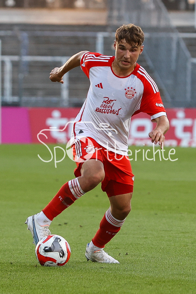 FC Bayern Amateure - FC Memmingen | Max SCHOLZE (FCB #2) am Ball / Freisteller / Einzelfoto