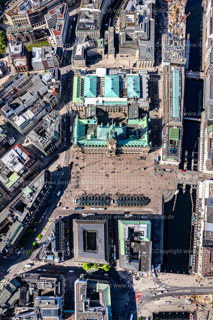 Hamburg_Rathaus_Senkrechtaufnahme_ELS_4398090525 | HAMBURG 09.05.2025 Gebäude des Rathauses der Stadtverwaltung am Marktplatz der Innenstadt in Hamburg, Deutschland. // Town Hall building of the City Council at the market downtown in Hamburg, Germany. Foto: Martin Elsen