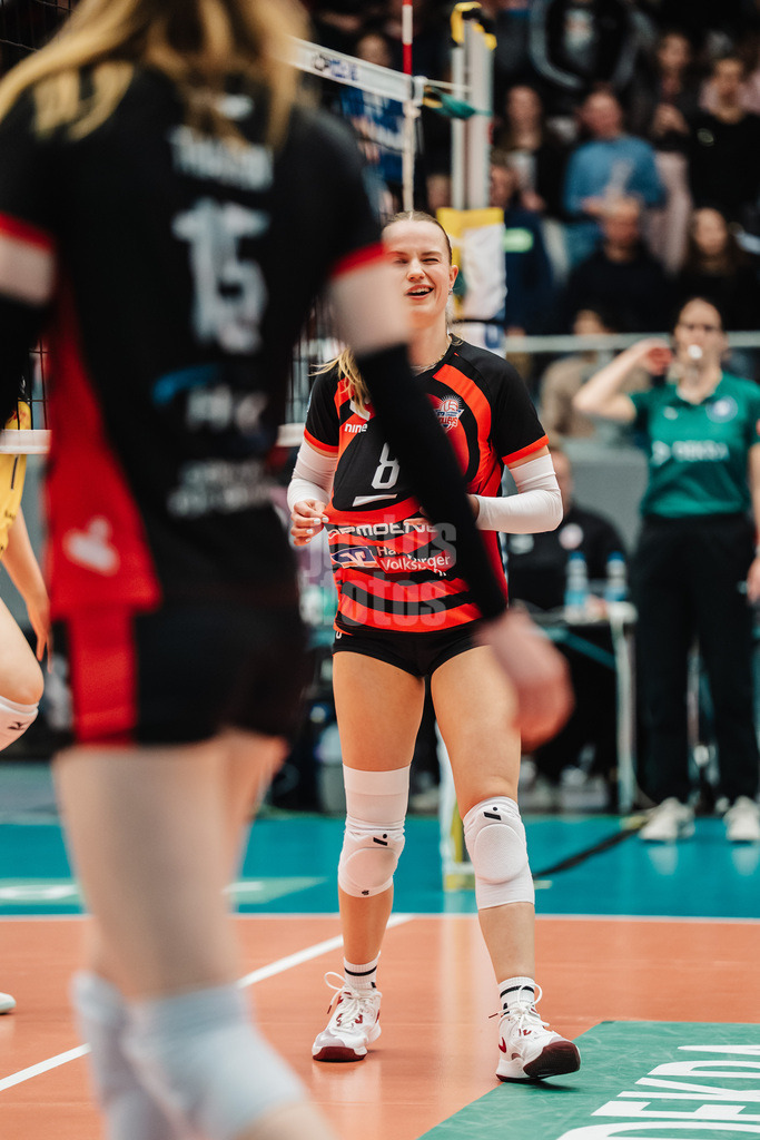 Volleyball | Frauen | Saison 2025/2026 | Volleyball Bundesliga | ETV Hamburger Volksbank Volleys vs. VfB Suhl LOTTO Thüringen | 07.03.2026 | Zoe Konjer (#8, ETV Hamburger Volksbank Volleys) gibt ein Zeichen