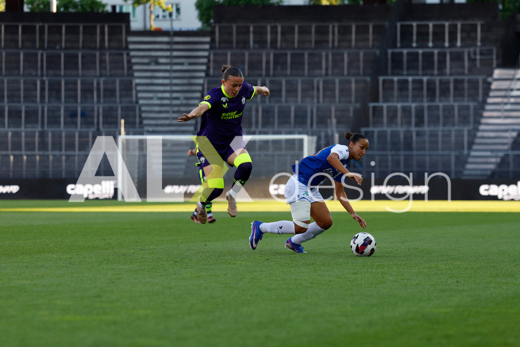 GC Zürich vs FC Zürich - AXA Women’s Super League Playoffs - Stadion Letzigrund | ALILA BELÉN IPPOLITO of Grasshopper Club Zürich and SANJA KOVACEVIC of FC Zürich duel during the AXA Women’s Super League Playoffs quarter-final second leg between GC Zürich and FC Zürich at Stadion Letzigrund, Zurich, Switzerland. - Realisiert mit Pictrs.com