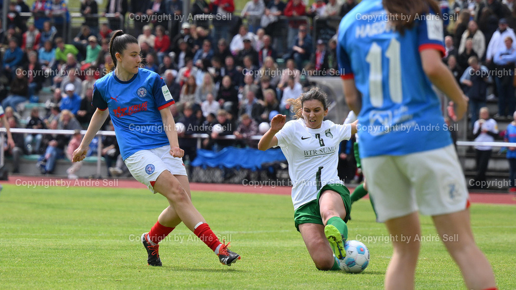 Eichholzer SV vs Holstein Kiel | Michelle Feliszowski (Eichholz #18) blockt den Schuss von Helena Gavrilovic (Holstein #20) &amp; Paula Harder (Holstein #11) / Fußball-Landespokal Finale Schleswig-Holstein Frauen 2024/2025 / Eichholzer SV vs Holstein Kiel / Eiderstadion / Büdelsdorf / 25.05.25 - Realisiert mit Pictrs.com