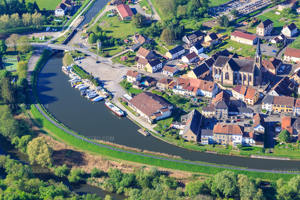 Aerial view: Marina Port de Plaisance de Wittring on the Canal des houllères de la Sarre in Wittring in the state Moselle, France. – Photo: IMG_146097.jpg taken on 05/01/2025 by Werner Riehm/FLY-FOTO.com – Resolution of the original: 5087 x 3392 px