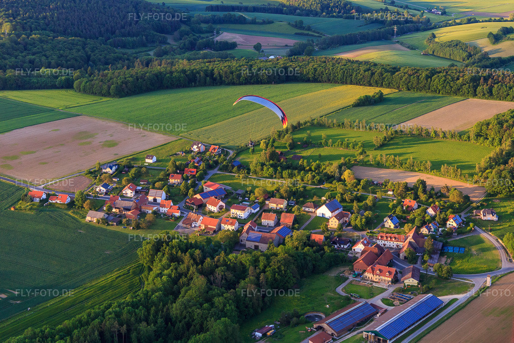 Luftbild: Dorfansicht aus Südwesten im Ortsteil Losbergsgereuth in Rentweinsdorf im Bundesland Bayern in Deutschland. Foto: IMG_100169.jpg vom 26.05.2017 durch Werner Riehm/FLY-FOTO.de