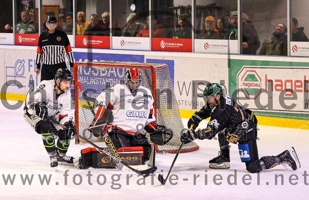 2024-03-08_126_TSV_Erding_gegen_EHC_Koenigsbrunn | Erding, Deutschland, 08.03.2024:
Eishockey, Bayernliga Playoffs 2023 / 2024, 1. Spieltag, TSV Erding gegen EHC Königsbrunn, Endergebnis: 3:0

Philipp Sander (EHC Königsbrunn, #20), Torwart Stefan Vajs (EHC Königsbrunn, #32), Philipp Michl (Erding Gladiators, #77)

Foto: Christian Riedel / fotografie-riedel.net
