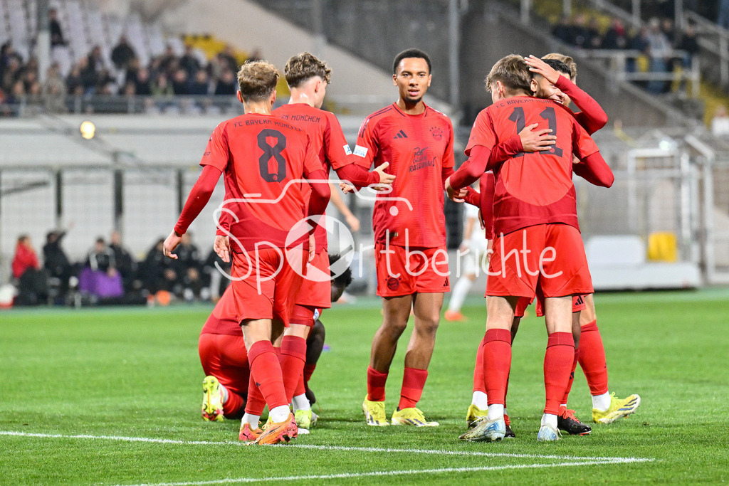 FC Bayern Amateure - TSV Schwaben Augsburg | Jubel der Bayern nach dem Treffer zum 1-0 durch Guido DELLA ROVERE (FC Bayern München II #11) / Freude / Happy /  Tor / Torschuetze / Regionalliga Bayern: FC Bayern Muenchen II - TSV Schwaben Augsburg, Gruenwalder Stadion am am 25.10.2024