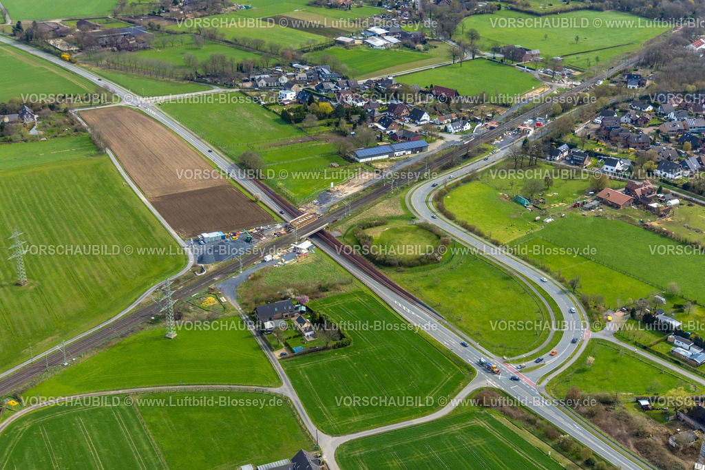 Voerde230301014Betuwe | Luftbild, Ausbau der Betuwe Linie zwischen Ruhrgebiet und den Niederlanden im Bereich Voerde zur dreigleisigen Bahnstrecke, , alle beschrankten Bahnübergänge werden entfallen oder durch Über- oder Unterführungen ersetzt werden. Vor allem ist die Ausbaumaßnahme für die Bahn mit der Verpflichtung verbunden, nunmehr Lärmschutz für die betroffenen Menschen zu gewähren. Stockum, Voerde, Niederrhein, Ruhrgebiet, Nordrhein-Westfalen, Deutschland
