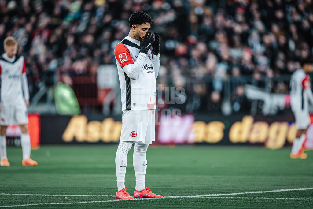 Fußball | Männer | Saison 2024/2025  | Fußball-Bundesliga | 16. Spieltag | FC St. Pauli vs. Eintracht Frankfurt | 11.01.2025 | Omar Marmoush (#7, Eintracht Frankfurt) mit einem Gebet vor dem Spiel