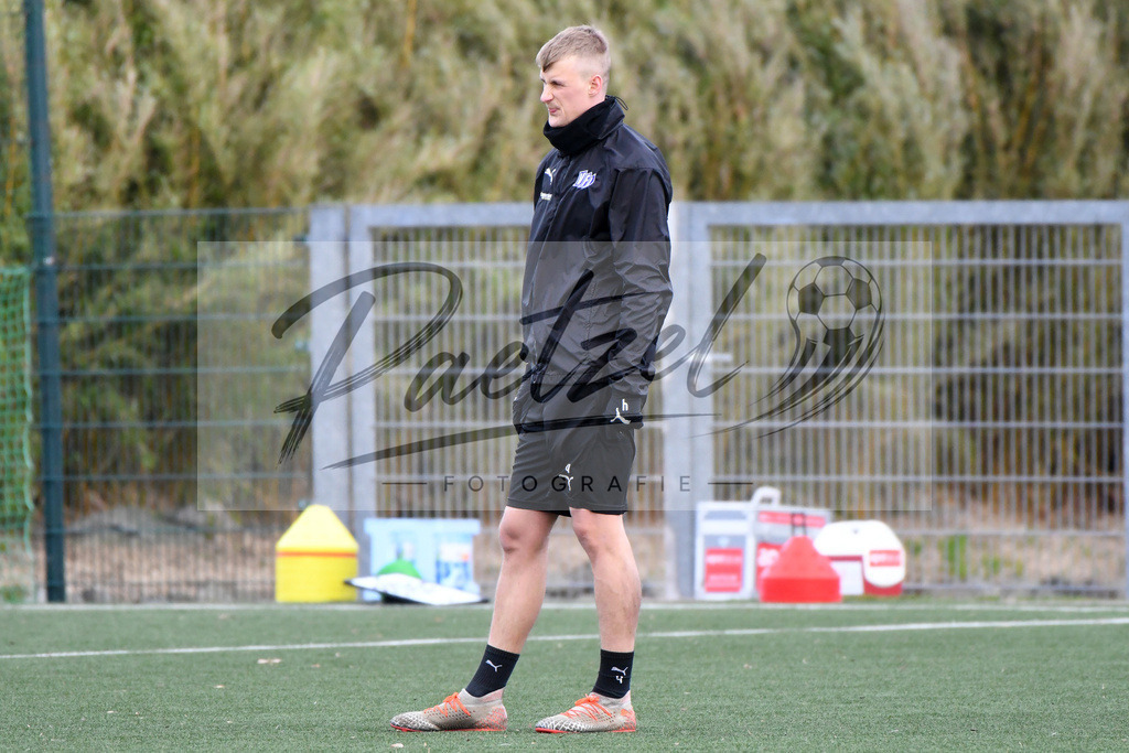 20200131_TRAOSN_0113 | Fußball, Herren: Lukas Gugganig (VfL Osnabrueck) schaut waehrend der Trainingseinheit des VfL Osnabrueck im Sportpark Illoshoehe am 31.01.2020 in Osnabrueck, Deutschland. - Realisiert mit Pictrs.com