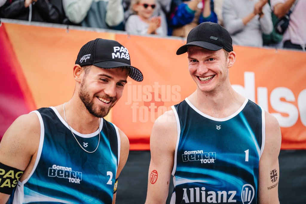 Beachvolleyball | Männer | Allianz German Beach Tour 2024 | Tourstop Kühlungsborn 2 | 18.08.2024 | v.l. Jonas Sagstetter und Philipp Huster freuen nach dem Turniersieg