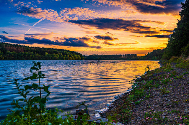 Sonnenuntergang an einem See | Professionelle Natur- & Landschaftsfotos als Poster, auf Leinwand & viele mehr. Wähle aus einer Vielzahl an Formaten & Materialien Dein perfektes Bild. - Realisiert mit Pictrs.com