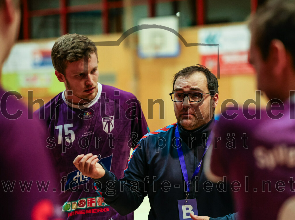 2023-11-26_078_SpVgg_Altenerding_gegen_TSV_1861_Mainburg | Erding, Deutschland, 26.11.2023:
Handball, Bezirksoberliga Männer 2023 / 2024, 9. Spieltag, SpVgg Altenerding gegen TSV 1861 Mainburg, Endergebnis: 34:20

Ferdinand Menzel (SpVgg Altenerding, #75), Trainer Simon Klawe (Spvgg Altenerding)

Foto: Christian Riedel / fotografie-riedel.net