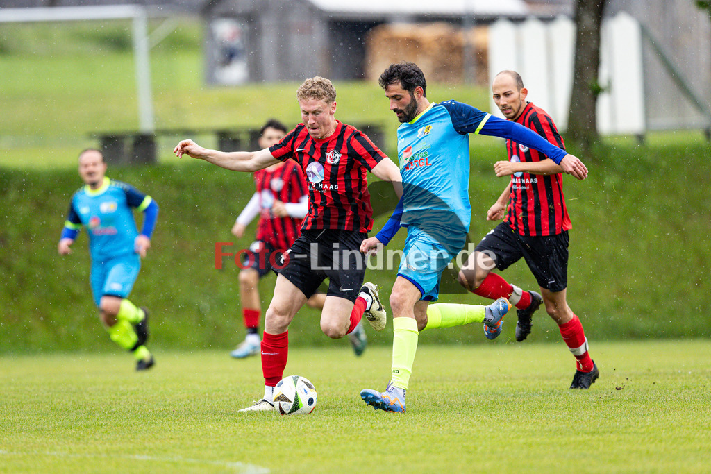 SG Wielenbach/Pähl gegen ESV Penzberg | Fußball Herren Kreisklasse Gruppe 3 Zugspitze 2024/25, SG Wielenbach/Pähl gegen ESV Penzberg, 20250525,Zweikampf,2025-05-25 in Pähl (Sportplatz Pähl), Marco KURTZ (ESV Penzberg 14), Lino MISSEL (SG Wielenbach/Pähl 9)Copyright: WolfgangxLindner www.foto-lindner.de