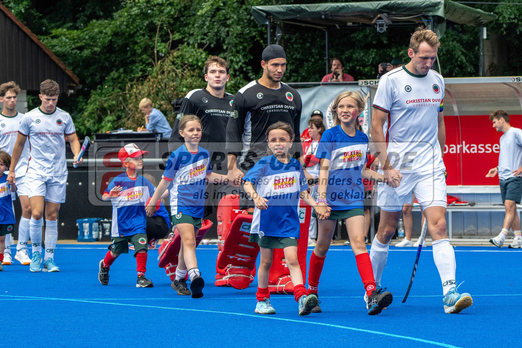 Final4_20250601-1332-HK108484 | Krefeld, Deutschland, 01.06.2025:  Feldhockey Final4 2025 – „Deutsche Feldhockey-Meisterschaften 2025“ Crefelder HTC - Rot-Weiss Köln (Finale Herren) im Gerd-Wellen-Hockeyanlage am 01.06.2025 in Krefeld, Deutschland. (Foto von Kramhöller/Fehrmann/Kaste)Krefeld, Germany, 01.06.2025: Feldhockey Final4 2025 – „Deutsche Feldhockey-Meisterschaften 2025“ Harvestehuder HTC - Düsseldorfer HC (Finale Damen) in Gerd-Wellen-Hockeyanlage at 01.06.2025 in Krefeld, Deutschland. (Foto from Kramhöller/Fehrmann/Kaste)
