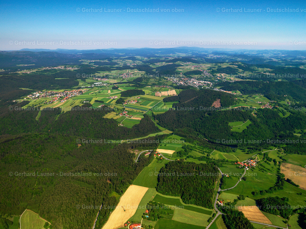 2724464 | Sommer im Bayerischen Wald, Wiesen, Felder, Bergrücken, Dörfer