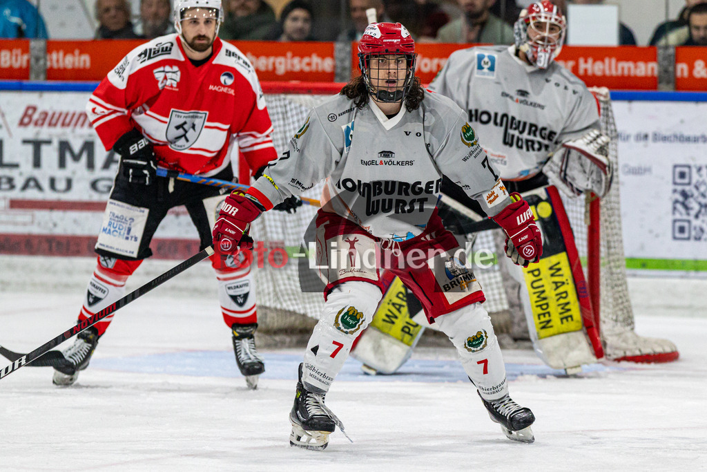 Halbfinale Spiel 1 TSV Peißenberg Miners vs TEV Miesbach | Eishockey Bayernliga Playoffs 2023/2024, Halbfinale Spiel 1 TSV Peißenberg Miners vs TEV Miesbach, 20240308,
Benedikt DIETRICH (TEV 7) verteidigt,
2024-03-08 in Peißenberg (Eisstadion)
7 Benedikt DIETRICH (TEV 7)
Copyright: WolfgangxLindner foto-lindner.de