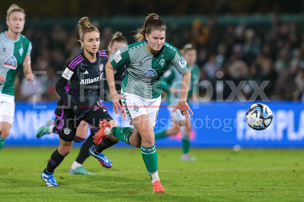 Fussball, Google Pixel Frauen-Bundesliga, SV Werder Bremen - FC Bayern München | v.li.: Lina Magull (FC Bayern München, 16), Emilie Bernhardt (SV Werder Bremen, 16) am Ball, Einzelbild, Ganzkörper, Aktion, Action, Spielszene, DIE DFB-RICHTLINIEN UNTERSAGEN JEGLICHE NUTZUNG VON FOTOS ALS SEQUENZBILDER UND/ODER VIDEOÄHNLICHE FOTOSTRECKEN. DFB REGULATIONS PROHIBIT ANY USE OF PHOTOGRAPHS AS IMAGE SEQUENCES AND/OR QUASI-VIDEO.