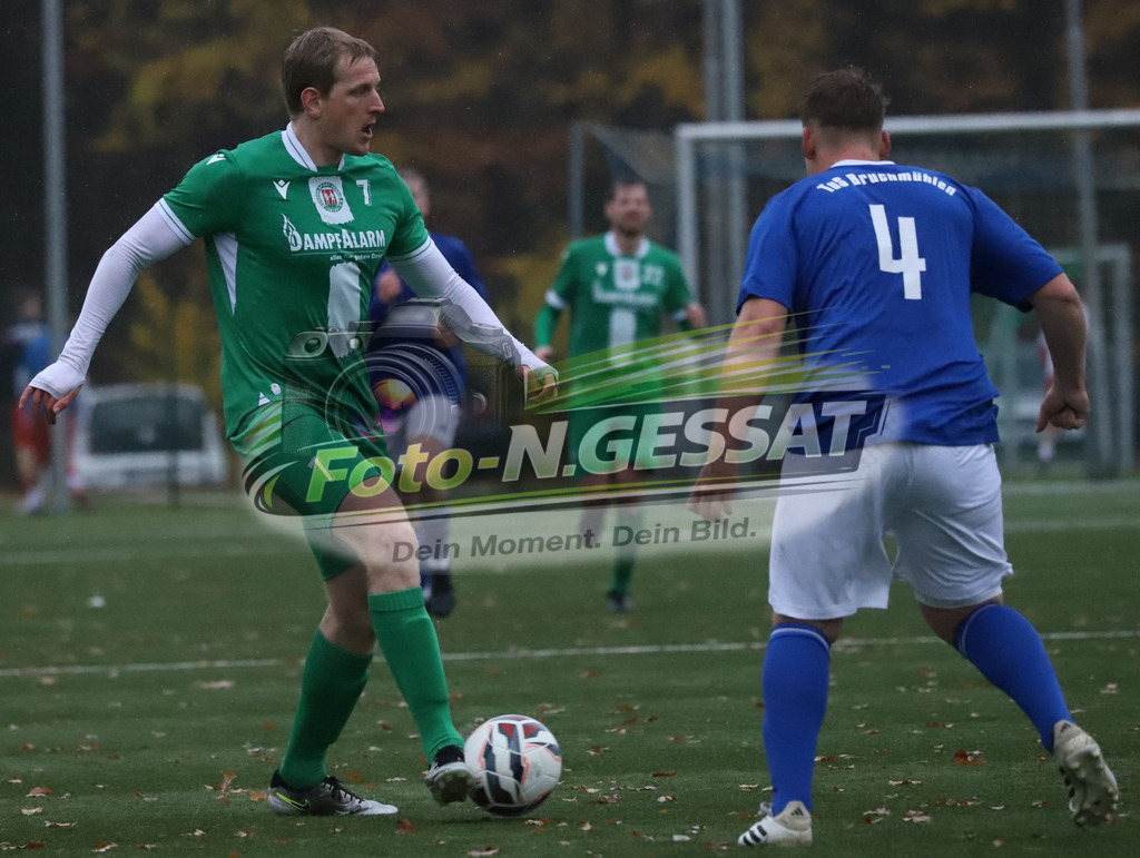 TuS Bruchmühlen II - Bünder SV | Auf dem Bild zu sehen: blau TuS Bruchmühlen: Luca Schnitker ; grün Bünder SV: Volkmar VögeTuS Bruchmühlen II, Bünder SV, Saison 25/26, Kreisliga A, Bruchmühlen, Deutschland - Realisiert mit Pictrs.com