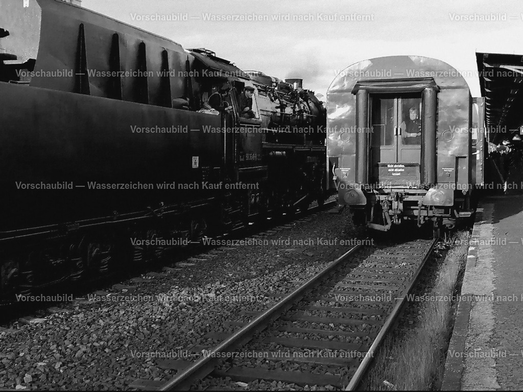 Dampflok überholt | siehe Galerie "Eisenbahn" - Realisiert mit Pictrs.com