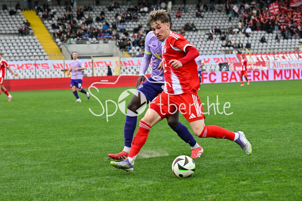 FC Bayern Amateure - FC Würzburger Kickers | im Duell Tarsis BONGA (Würzburger Kickers 30) und Tim Andreas BINDER (FC Bayern Muenchen II 11) / Zweikampf / Regionalliga Bayern: FC Bayern Amateure - FC Würzburger Kickers; Grünwalder Stadion am 27.09.2025