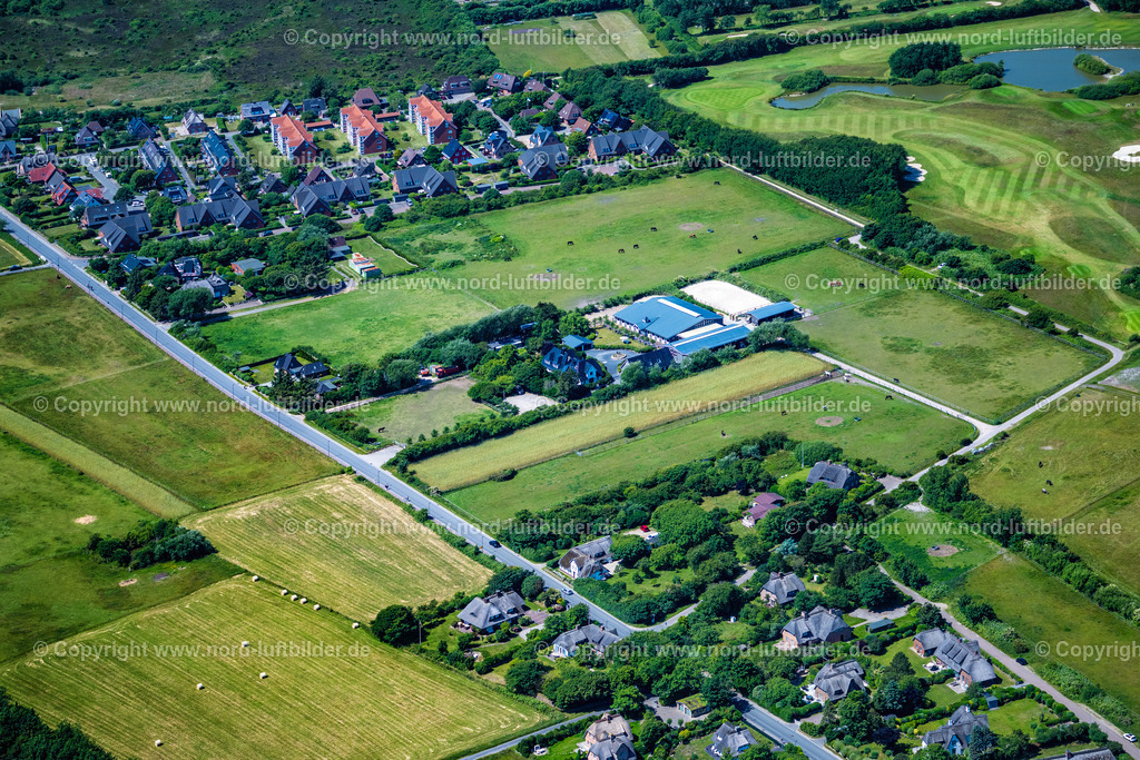 Sylt_Wenningstedtbraderup_Petersen_Stephanie_Tierärztin_Gestüt_Sölring_ELS_1491210625 | WENNINGSTEDT-BRADERUP (SYLT) 13.06.2025 Gebäude des Reitstall und Reiterhof " Sölring " an der Straße Terp Wai in Wenningstedt-Braderup (Sylt) auf der Insel Sylt im Bundesland Schleswig-Holstein, Deutschland. // Building of stables " Soelring " on street Terp Wai in Wenningstedt-Braderup (Sylt) on the island of Sylt in the state Schleswig-Holstein, Germany. Foto: Martin Elsen