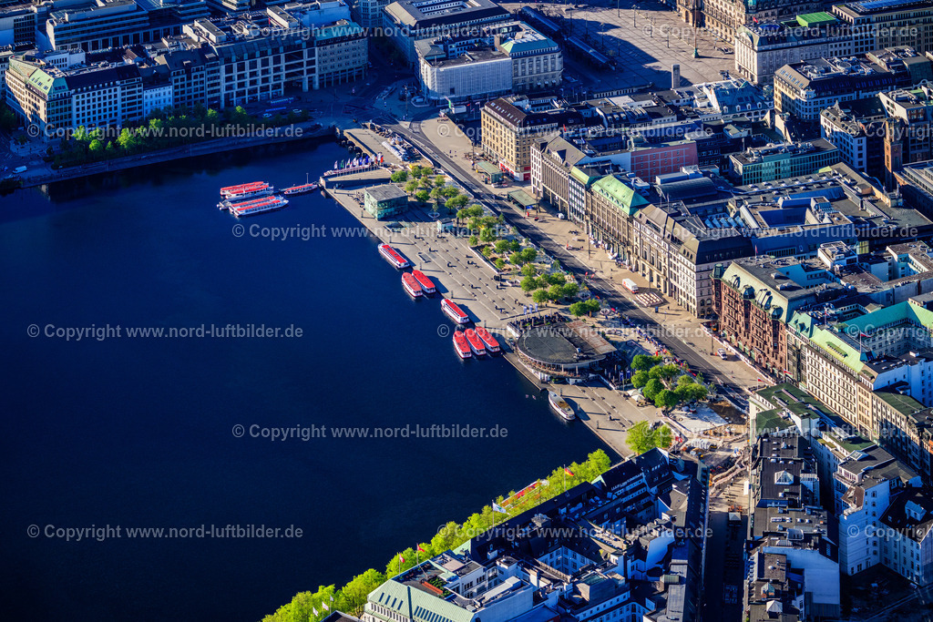 Hamburg_Jungfernstieg_ELS_1272270425 | HAMBURG 01.05.2025 Uferbereiche am Seegebiet des Jungfernstieg mit Hafenanlagen für Fähren- Schiffe der "ATG Alster-Touristik GmbH" an der Binnenalster - Kleine Alster in Hamburg. Weiterführende Informationen bei: ATG Alster-Touristik GmbH. // Riparian areas on the lake area of Jungfernstieg with a port for ferry ships from the "ATG Alster-Touristik GmbH" at the Binnenalster - Kleine Alster in Hamburg in Hamburg, Germany. Further information at: ATG Alster-Touristik GmbH. Foto: Martin Elsen