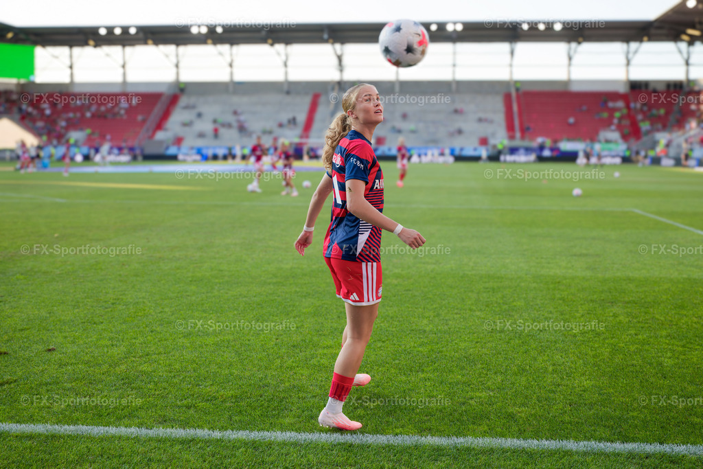 Supercup-Frauen-Bayern-Muenchen-vs-VfL-Wolfsburg 004 | Sportfotos und Eventgalerien von FX-Sportfotografie. Bilder von Fußball, Vereinsveranstaltungen und Events direkt ansehen und als Download bestellen. - Realisiert mit Pictrs.com