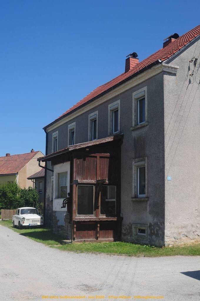 Geißmannsdorf-2026-Ortsbilder-487 | Geißmannsdorf bei Bischofswerda im Sommer 2026. Ein fotografischer Streifzug durch das Dorf Geißmannsdorf, mit Gebäuden, Straßen, Strohpuppen und geschmückten Vorgärten und Grundstücken anlässlich der 800-Jahr-Feier von Geißmannsdorf im Juni 2026 - Realisiert mit Pictrs.com