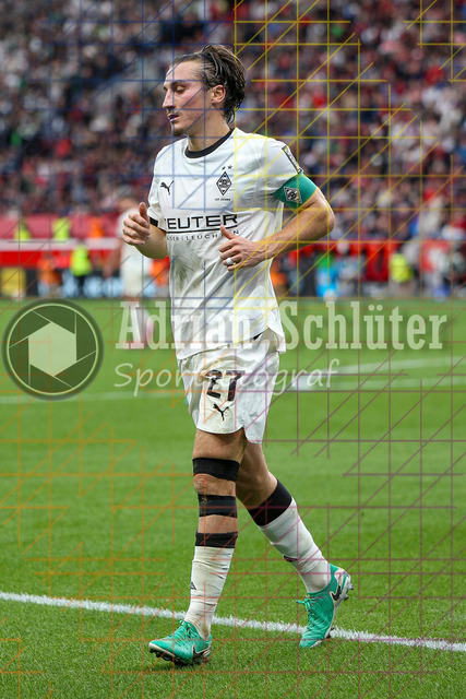 Bayer 04 Leverkusen vs Borussia Mönchengladbach - Bundesliga  | Leverkusen, Deutschland, 21.09.25:   Rocco Reitz (Borussia Mönchengladbach) schaut waehrend des Spiels der Bundesliga zwischen  Bayer 04 Leverkusen vs Borussia Mönchengladbach in der BayArena(Foto von Brauer-Fotoagentur / Adrian Schlueter)