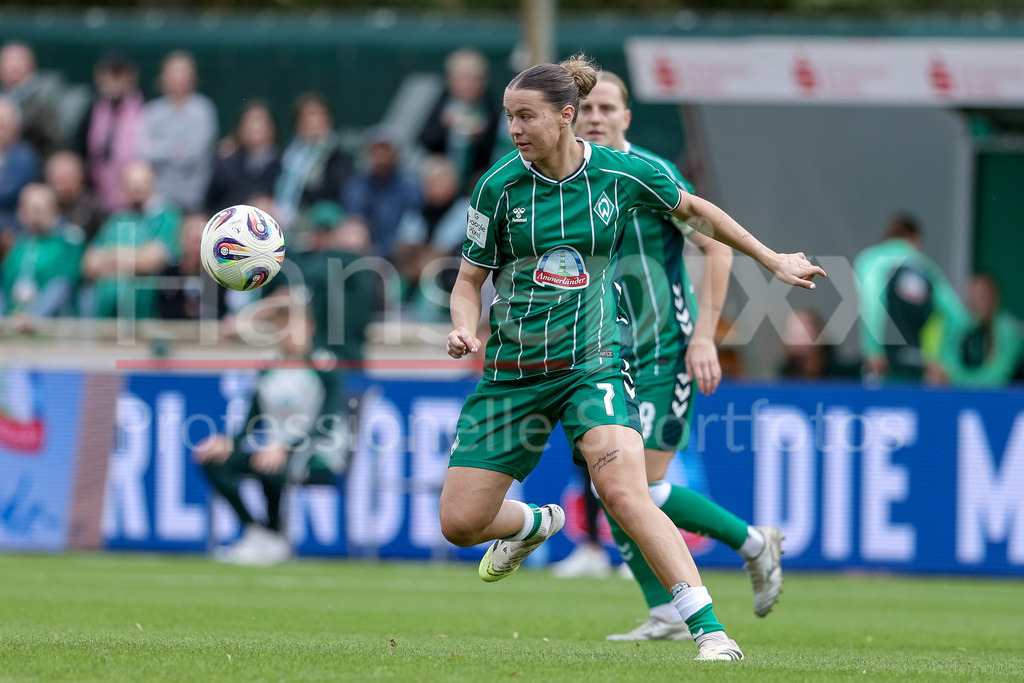 Fussball, Google Pixel Frauen-Bundesliga, SV Werder Bremen - TSG 1899 Hoffenheim | Larissa Mühlhaus (SV Werder Bremen, 7) am Ball, Einzelbild, Ganzkörper, Aktion, Action, Spielszene, DIE DFB-RICHTLINIEN UNTERSAGEN JEGLICHE NUTZUNG VON FOTOS ALS SEQUENZBILDER UND/ODER VIDEOÄHNLICHE FOTOSTRECKEN. DFB REGULATIONS PROHIBIT ANY USE OF PHOTOGRAPHS AS IMAGE SEQUENCES AND/OR QUASI-VIDEO.