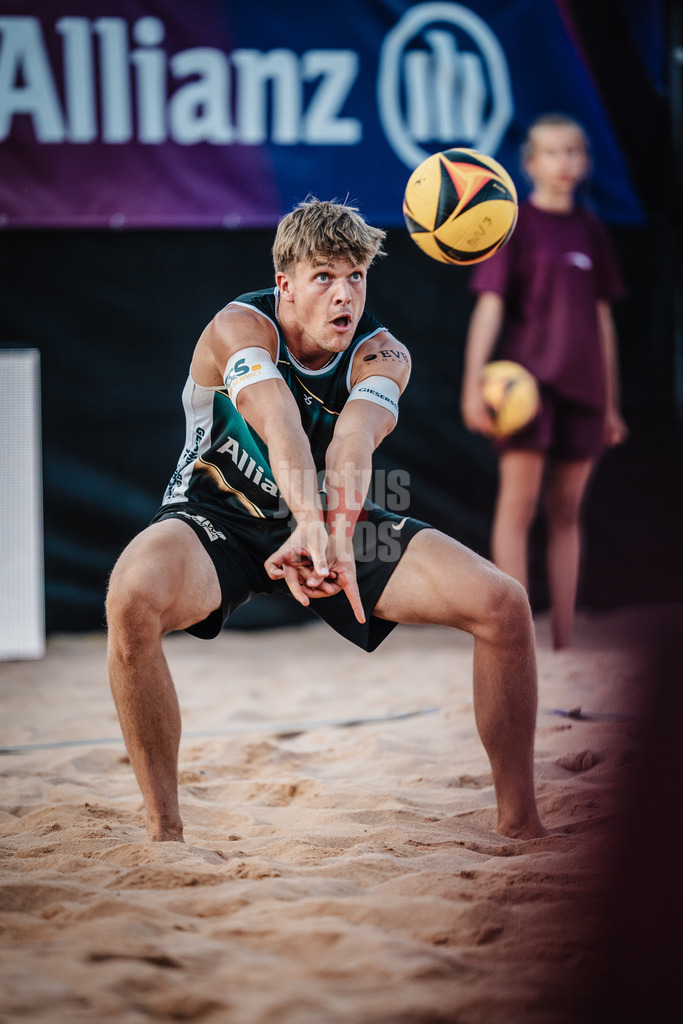 Beachvolleyball | Männer | Allianz German Beach Tour 2025 | Tourstop München | 05.07.2025 | Luis Kubo nimmt den Ball an
