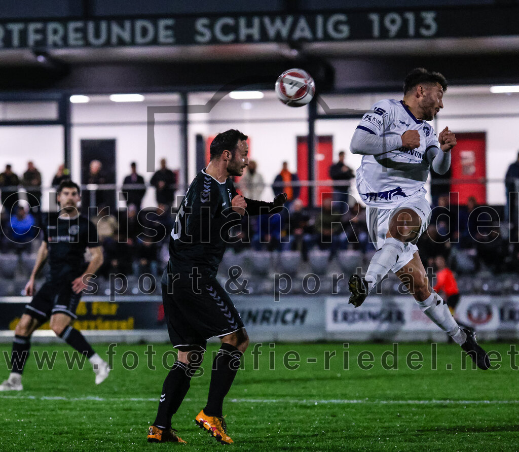 2024-03-15_048_FC_Schwaig_gegen_1_FC_Garmisch-Partenkirchen | Oberding, Deutschland, 15.03.2024:
Fußball, Landesliga Südost 2023 / 2024, 25. Spieltag, FC Schwaig gegen 1. FC Garmisch-Partenkirchen, Endergebnis: 4:0

Nils Ehret (FC Schwaig, #25), Lukas Kunzendorf (1. FC Garmisch-Partenkirchen, #22)

Foto: Christian Riedel / fotografie-riedel.net