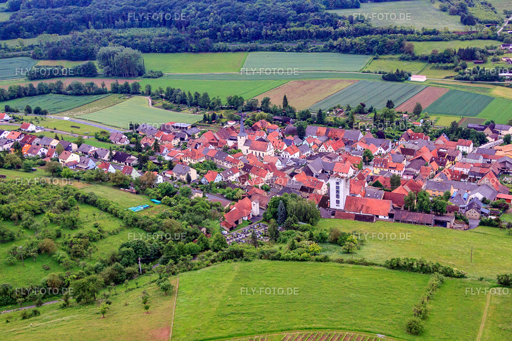 Dorfansicht aus Norden | Luftbild: Dorfansicht aus Norden im Ortsteil Müdesheim in Arnstein im Bundesland Bayern in Deutschland. Foto: IMG_66059.jpg vom 30.05.2014 durch Werner Riehm/FLY-FOTO.de - Realisiert mit Pictrs.com