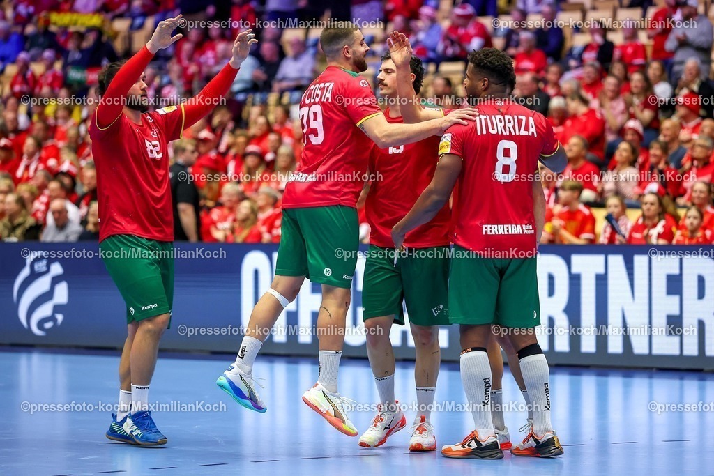 EHF16012601105 | 16.01.2026, Handball, Men's EHF EURO 2026, Portugal - Rumänien, Jyske Bank Boxen in Herning, Dänemark, Preliminary Round: Abschlussjubel Portugal nach dem Sieg gegen Rumänien.  Luis Diogo Sousa Frade (Portugal #82)  Martim Mota Costa (Portugal #79)  Rocha Nogueira (Portugal #13)  Victor Manuel Iturriza Alvarez (Portugal #08) 