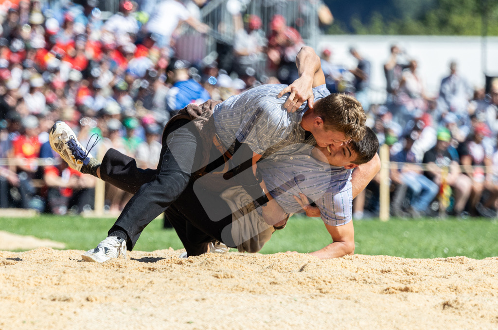 ESAF2025_06Gang_6303 | Die Schwinger des Schwyzer Kantonalen Schwingerverbandes: Fotos, die Dynamik und Leidenschaft festhalten, sowie emotionale Momente aus dem traditionellen Schwingsport zeigen. - Realisiert mit Pictrs.com