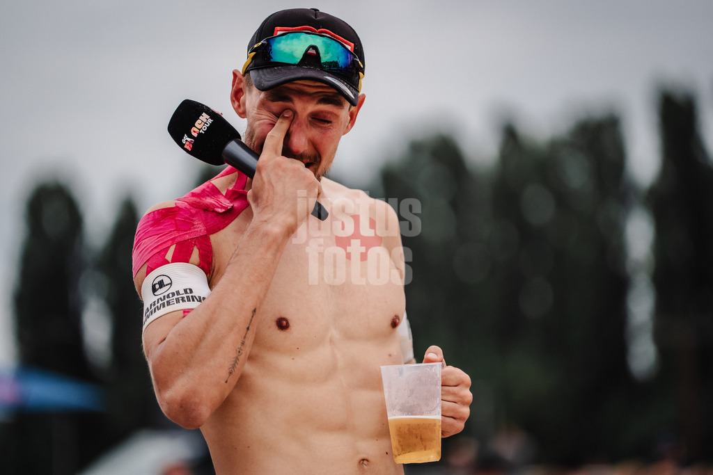 Beachvolleyball | Männer | Allianz German Beach Tour 2025 | Tourstop Bremen | 15.06.2025 | Bennet Poniewaz verabschiedet sich vom Publikum nach dem letzten Spiel seiner Karriere