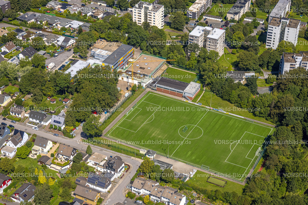 Ennepetal230801425 | Luftbild, Grundschule Büttenberg und Baustelle, Sportplatz, Büttenberg, Ennepetal, Ruhrgebiet, Nordrhein-Westfalen, Deutschland