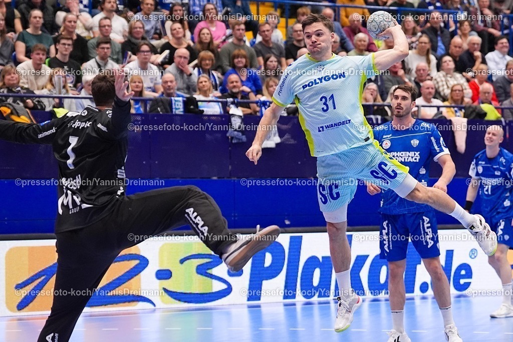 xYDRx05112501131 | 05.11.2025, xydrx, Handball, Achtelfinale DHB Pokal, TBV Lemgo Lippe - VfL Gummersbach, PHOENIX Contact-Arena: Kay Smits (VfL Gummersbach #31) beim Wurf auf das Tor von Constantin Moestl (TBV Lemgo Lippe #1)