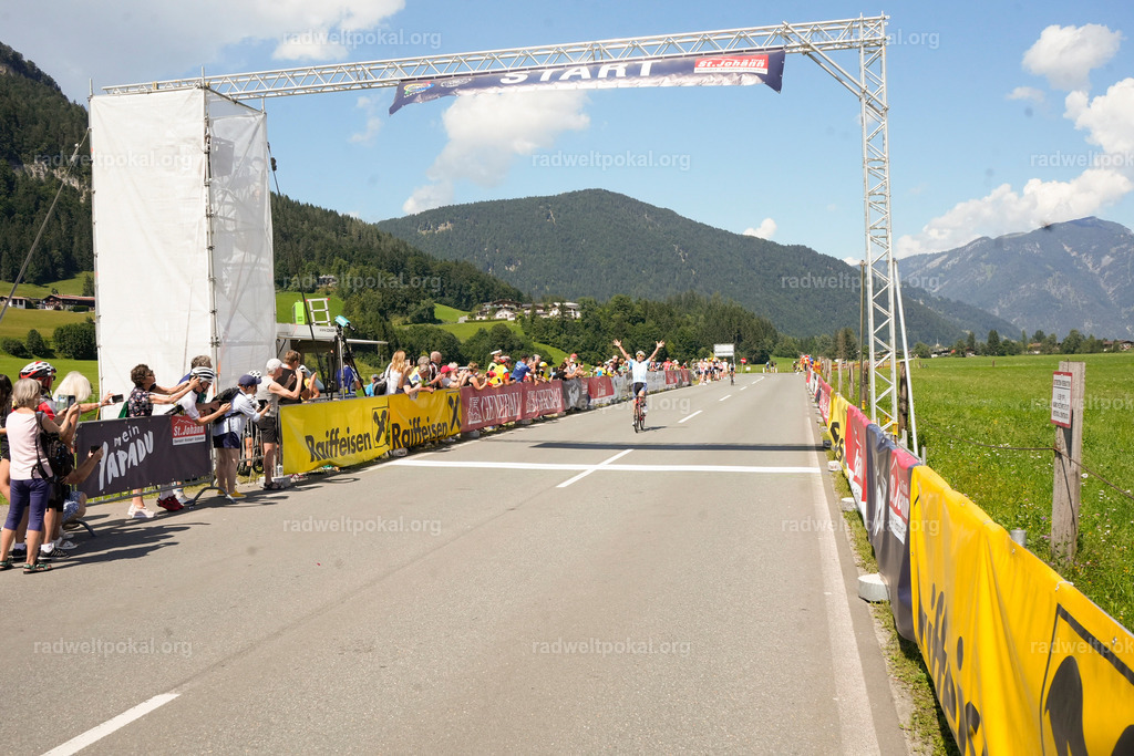 686_20230817_Bewerb_Maenner_Muehlanger | AUT - OESTERREICH, 2023-08-16: SPORT RENNRAD-FAHREN - 55. INTERNATIONALER RADWELTPOKAL IN ST. JOHANN IN TIROL  - Vintage-Radrennen mit WM-Bronze-Medaillen-Siegerin Christina Schweinberger, den Teilnehmer und Alexander Baumann (vom Orginastions-Team) - TAG 2 BEWERB MAENNER IN SECHS GRUPPEN  ; Foto: Roland Muehlanger