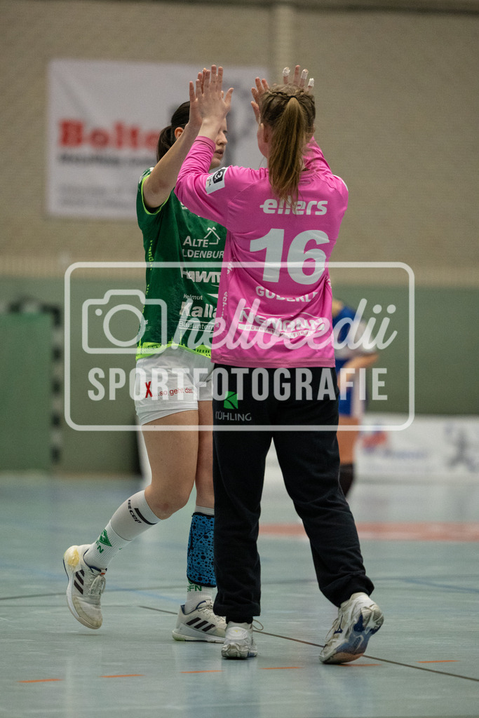Vechta_Blomberg-25 | Madita Guderle (16, SC SFN Vechta) wird abgeklatscht und motiviert. - Realisiert mit Pictrs.com