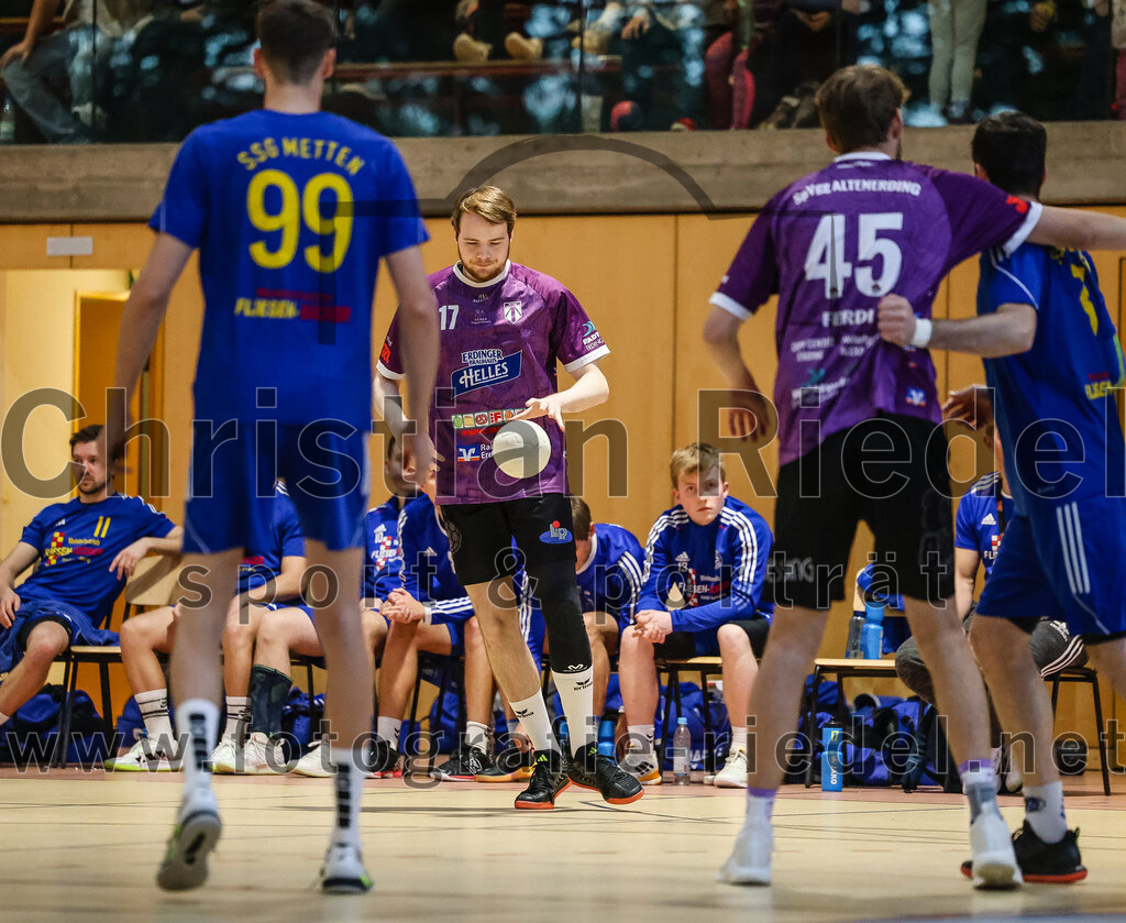 2024-10-13_007_SpVgg_Altenerding_gegen_SSG_Metten | Erding, Deutschland, 13.10.2024:Handball, Bezirksoberliga Männer 2024 / 2025, 4. Spieltag, SpVgg Altenerding gegen SSG Metten, Endergebnis: 40:22Patrick Sigl (SSG Metten, #99), Niklas Fleps (SpVgg Altenerding, #17), Ferdinand Ewald (SpVgg Altenerding, #45)Foto: Christian Riedel / fotografie-riedel.net