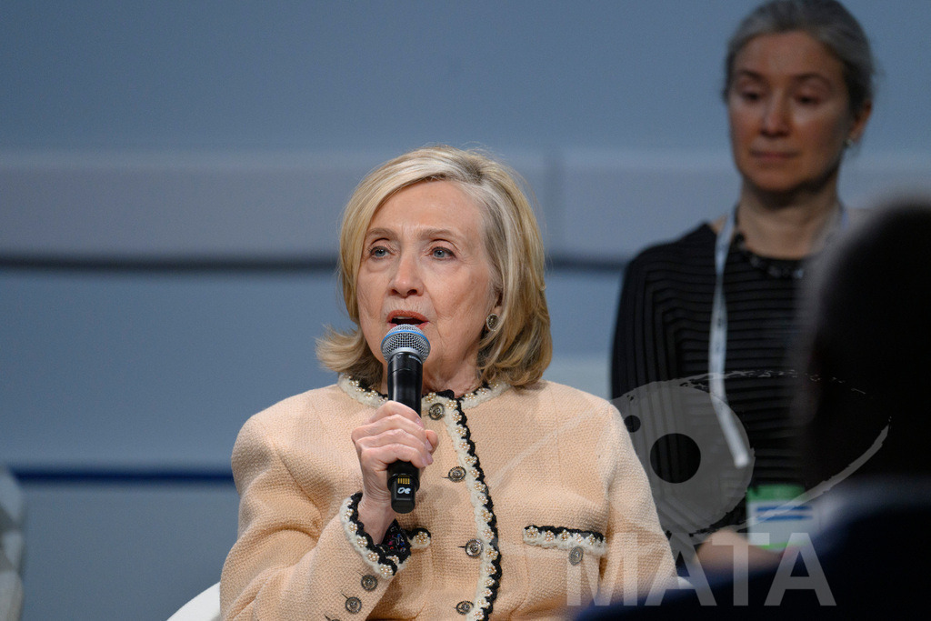 _DWA0173 | Die US-Politikerin Hillary Clinton auf der Veranstaltung Girls Just Want to Have Fundamental Rights: Fighting the Global Pushback im Rahmen der Münchner Sicherheitskonferenz 2026. München, 14.02.2026 Bayern Deutschland - Realisiert mit Pictrs.com